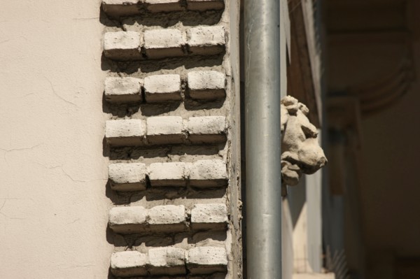 France, Toothing bricks
