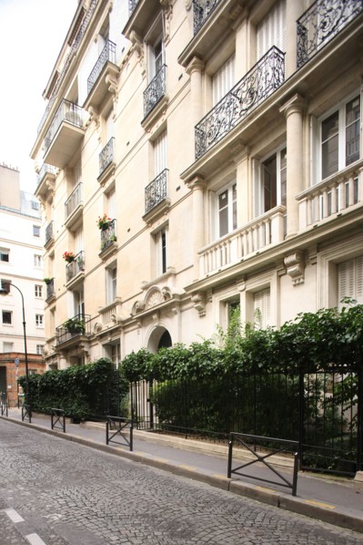 France, Ile de France, paris 16e arrondissement, 42 rue ribera, angle de la rue dangeau, jardin sur rue,