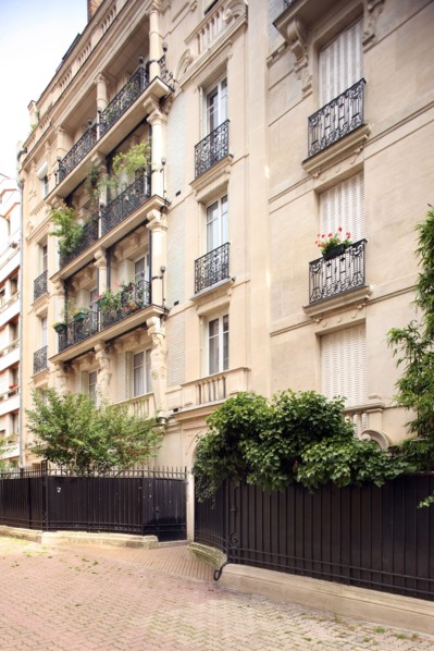 France, Ile de France, paris 16e arrondissement, 42 rue ribera, angle de la rue dangeau, jardin sur rue,