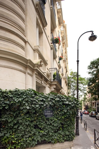 France, Ile de France, paris 16e arrondissement, 42 rue ribera, angle de la rue dangeau, jardin sur rue,