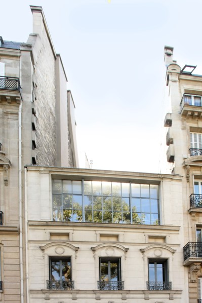 France, Ile de France, paris 17e arrondissement, 9 place du general catroux, petit batiment avec verriere entre deux grands,