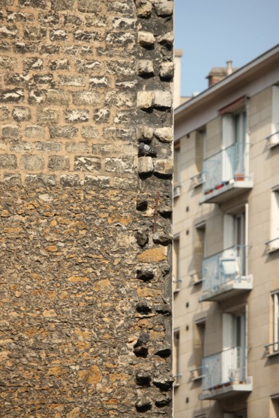 France, Ile de France, paris 18e arrondissement, 227 rue marcadet, mur sur une parcelle vide devenu le square carpeaux, detail des pierres d'attente,