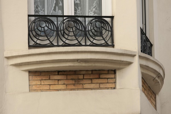 France, Ile de France, paris 18e arrondissement, 7 rue de tretaigne, immeuble, architecte henri sauvage, detail ferronnerie des balcons,