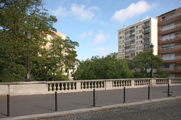 France, Ile de France, paris 20e arrondissement, rue renouvier, balustrade, passe au dessus de la rue des pyrenees,