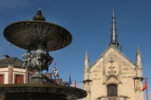 France, Basse Normandie, orne, pays d'avre et d'iton, breteuil sur iton, place de l'hotel de ville, mairie, edifice neo gothique, fontaine,
