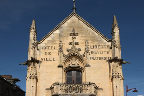 France, Basse Normandie, orne, pays d'avre et d'iton, breteuil sur iton, place de l'hotel de ville, mairie, edifice neo gothique, devise, republique, liberte, egalite, fraternite,