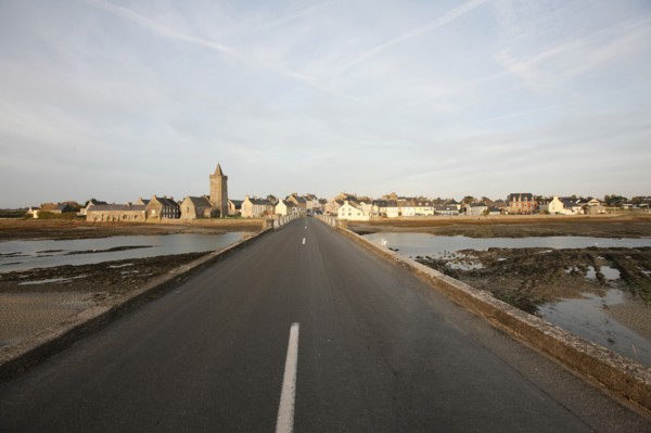 France, Basse Normandie, manche, cote des havres, portbail, littoral, mer, port, bateaux, port, maree basse, soleil levant, clocher, route, panorama,