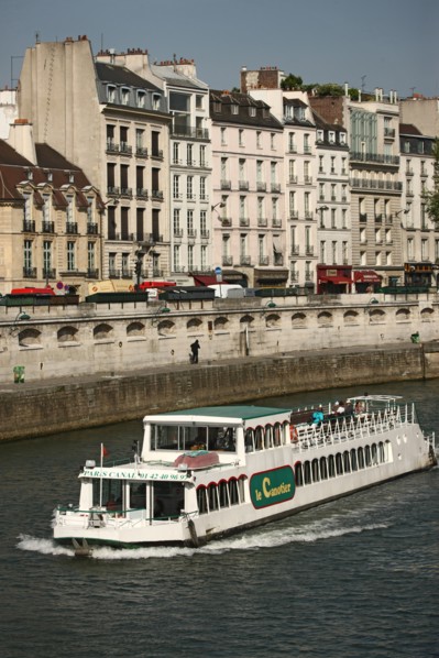 France, paris, quai des grands augustins, bord de seine, immeubles, batiments, bateau touristique le canotier,