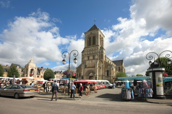 France, Haute Normandie, seine maritime, pays de bray, saint saens, place maintenon, marche, fontaine dillard et eglise,