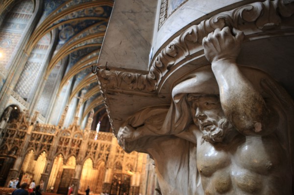 france, region midi pyrenees, tarn, albi, patrimoine mondial unesco, cathedrale sainte cecile, nef, brique, edifice religieux, art gothique meridional, atlante, sclpture, statue,