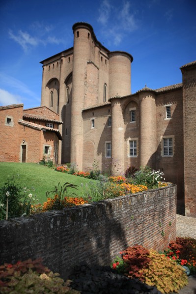 france, region midi pyrenees, tarn, albi, patrimoine mondial unesco, place de la cathedrale sainte cecile, brique, palais de la berbie, musee toulouse lautrec, office du tourisme, tour, jardin,