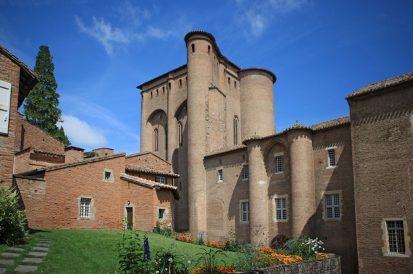 france, region midi pyrenees, tarn, albi, patrimoine mondial unesco, place de la cathedrale sainte cecile, brique, palais de la berbie, musee toulouse lautrec, office du tourisme, tour, jardin,