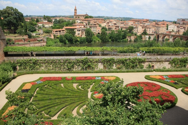 france, region midi pyrenees, tarn, albi, patrimoine mondial unesco, palais epicopal, vue sur la rive d'en face depuis les jardins du palais de la berbie, panorama, touristes,