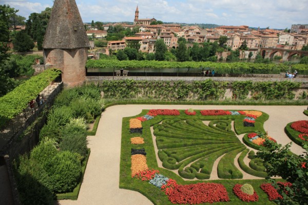 france, region midi pyrenees, tarn, albi, patrimoine mondial unesco, palais epicopal, vue sur la rive d'en face depuis les jardins du palais de la berbie, panorama, touristes,