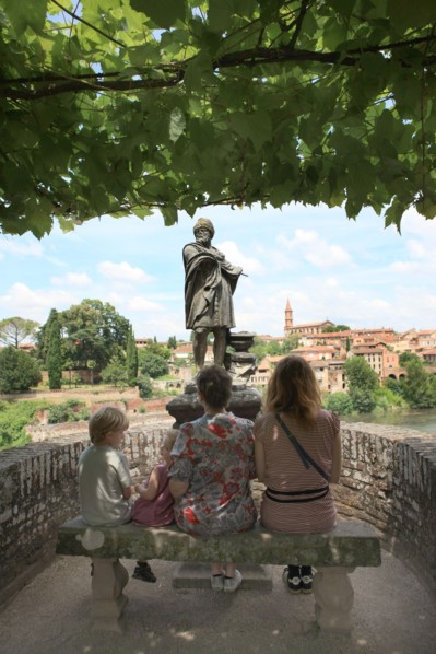 france, region midi pyrenees, tarn, albi, patrimoine mondial unesco, palais epicopal, jardins du palais de la berbie, jardin a la francaise, panorama, touristes,