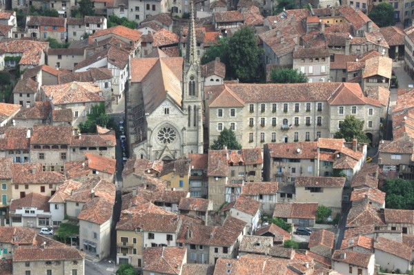 france, region midi pyrenees, tarn et garonne, 82, gorges de l'aveyron, saint antonin noble val, moyen age, vieilles pierres, patrimoine, histoire, panorama, toits, tuiles, eglise, clocher,