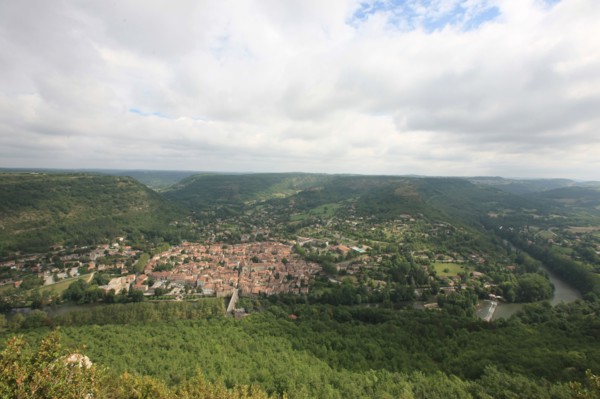france, region midi pyrenees, tarn et garonne, 82, gorges de l'aveyron, saint antonin noble val, moyen age, vieilles pierres, patrimoine, histoire, panorama, toits, tuiles, ciel nuageux,