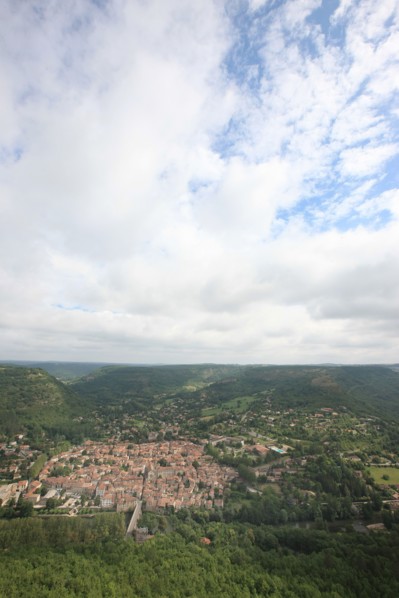 france, region midi pyrenees, tarn et garonne, 82, gorges de l'aveyron, saint antonin noble val, moyen age, vieilles pierres, patrimoine, histoire, panorama, toits, tuiles, ciel nuageux,