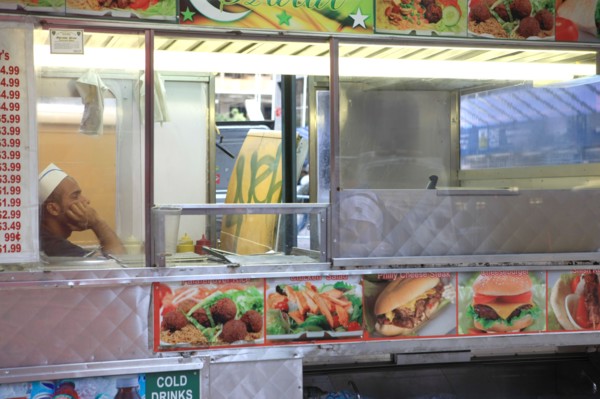usa, etat de New York, New York City, Manhattan, financial district, vendeur ambulant, hallal food,
