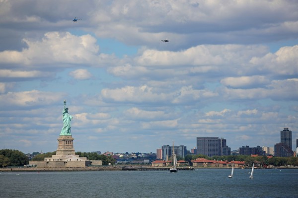 usa, etat de New York, New York City, Manhattan, financial district, pointe de Manhattan, ferry pour Staten Island, buildings, baie, bateaux, statue de la liberte, Bartholdi, helicopteres,