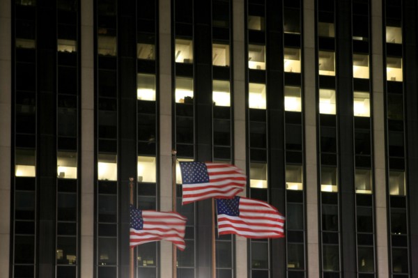 usa, etat de New York, New York City, Manhattan, Midtown, Broadway, vers Times Square, neons, nuit, drapeau americain,