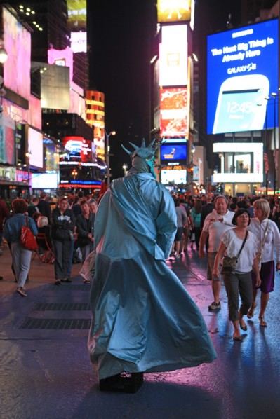 usa, etat de New York, New York City, Manhattan, Midtown, Broadway, vers Times Square, neons, nuit,