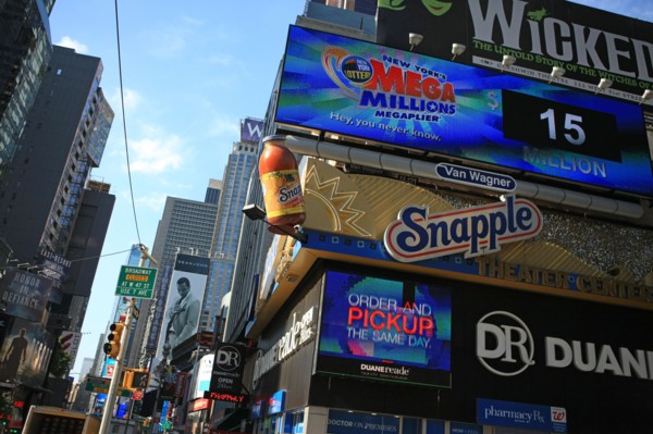 usa, etat de New York, New York City, Manhattan, Broadway, vers Rockfeller Center, buildings, rue,
