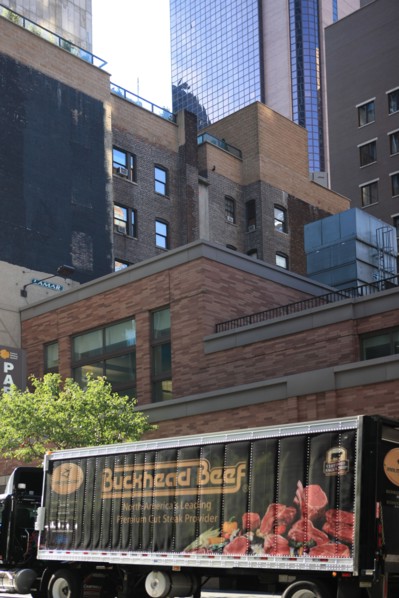 usa, etat de New York, New York City, Manhattan, Broadway, vers Rockfeller Center, buildings, rue, truck,