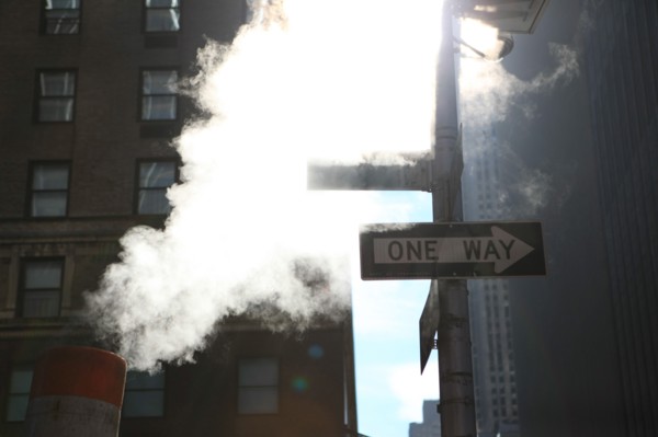 usa, etat de New York, New York City, Manhattan, Broadway, vers Rockfeller Center, buildings, rue, chauffage urbain, fumee,