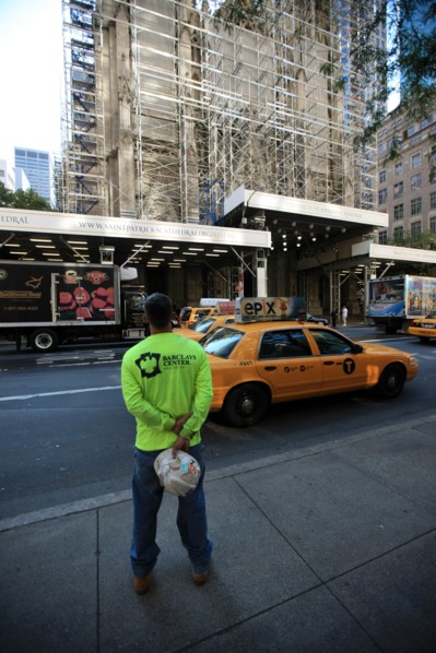 usa, etat de New York, New York City, Manhattan, Broadway, vers Rockfeller Center, buildings, rue,