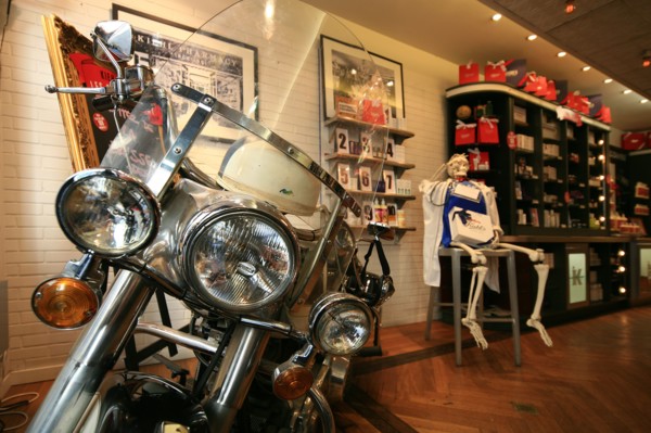 France, ile de france, paris 4e arrondissement, 15 rue des francs bourgeois, boutique kiehl's, cosmetique, l'oreal, harley davidson, 
Date : 2011-2012