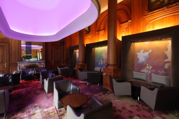 France, ile de france, paris 8e arrondissement, avenue montaigne, hotel plaza athenee, bar, 
Date : 2011-2012