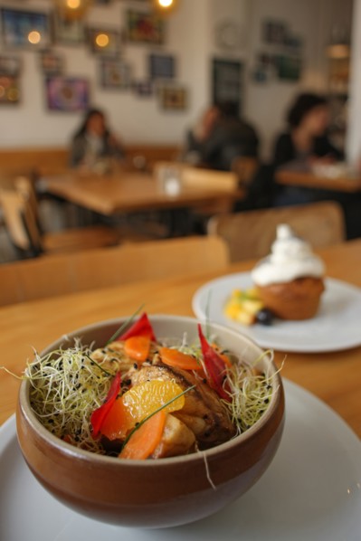 France, ile de france, paris 9e arrondissement, 12 rue de trevise, restaurant supernature, biologique, carrot cake et salade vegetarienne, 
Date : 2011-2012