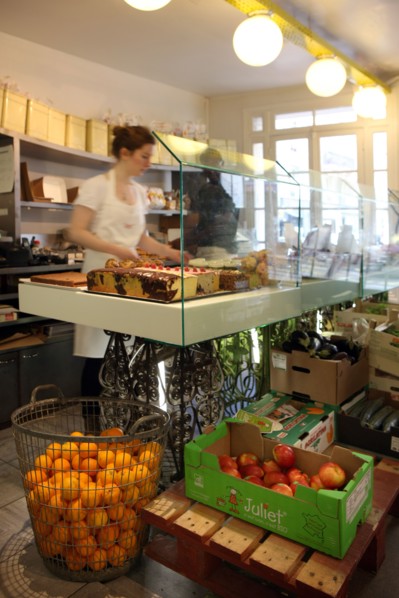 France, ile de france, paris 9e arrondissement, 46 rue des martyrs, boutique rose bakery, epicerie fine, patisserie, restaurant, bio, 
Date : 2011-2012