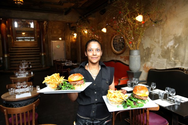 France, ile de france, paris 10e arrondissement, 34 boulevard de bonne nouvelle, restaurant, delaville cafe, salle et plafond 19e siecle, burger, serveuse, 
Date : 2011-2012