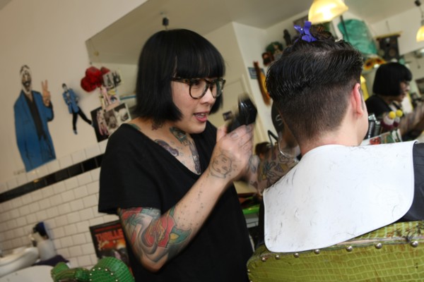 France, ile de france, paris 11e arrondissement, 3 rue saint sabin, salon de coiffure rock : ultra, tatouages, 
Date : 2011-2012
