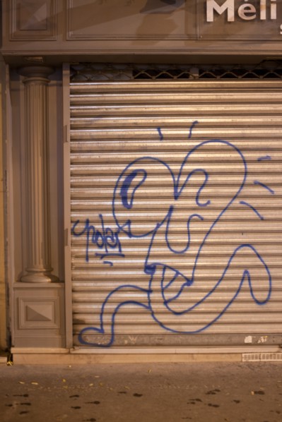 france, ile de france, paris, 14e arrondissement, nuit, matin, rue d'alesia, stores tires, rideaux metallique baisse, graffiti, commerce, 

Date : decembre 2012