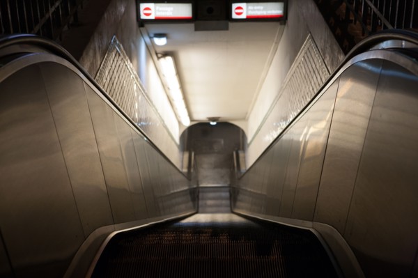 Escalator de la station Mouton-Duvernet à Paris