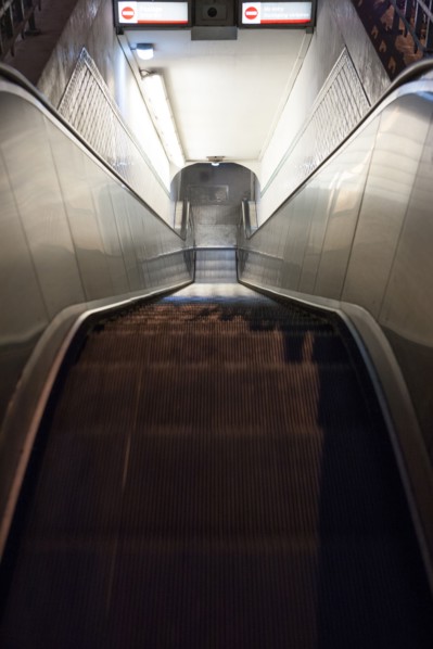 Escalator de la station Mouton-Duvernet à Paris