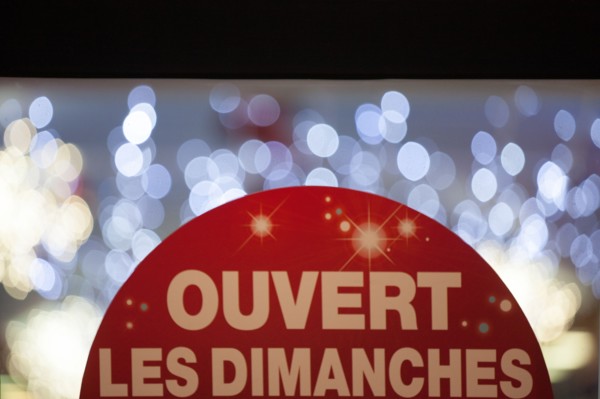france, ile de france, paris, 14e arrondissement, nuit, matin, rue du commandant mouchotte, centre gaite, panneau ouverture le dimanche, 

Date : decembre 2012