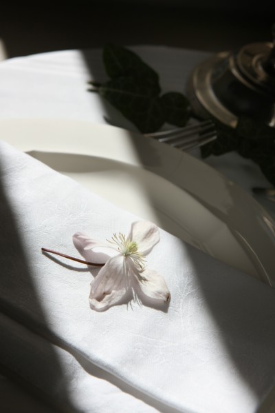 Detail fleur dans assiette. Restaurant, Paris, France