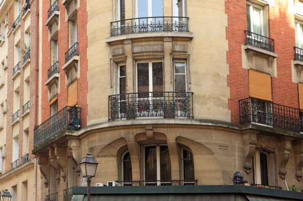 france, region ile de france, paris 1er arrondissement, rue saint honore no54, angle de la rue des prouvaires, balcon, facade d'angle, 
Date : 2011-2012