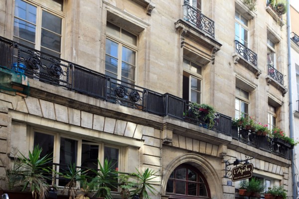 france, region ile de france, paris 2e arrondissement, rue tiquetonne no31, facade immeuble, detail du balcon, ferronnerie, 
Date : 2011-2012