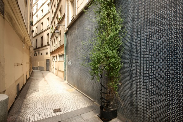 France, ile de france, paris 2e arrondissement, etienne marcel, passage de la trinite, paves, 
Date : 2011-2012