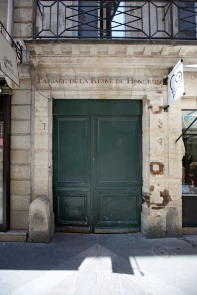 France, ile de france, paris, 2e arrondissement, les halles, rue montorgueil, passage de la reine de hongrie, porte, 
Date : 2011-2012