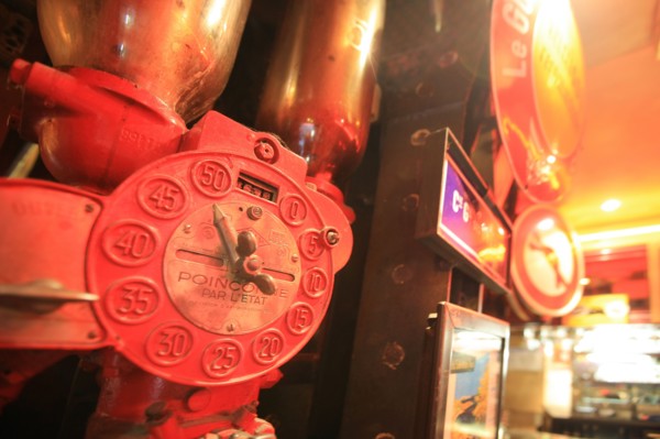 France, ile de france, paris 2e arrondissement, 41 rue montmartre, bar le tambour, deco inspiree du metro, recup, 
Date : 2011-2012