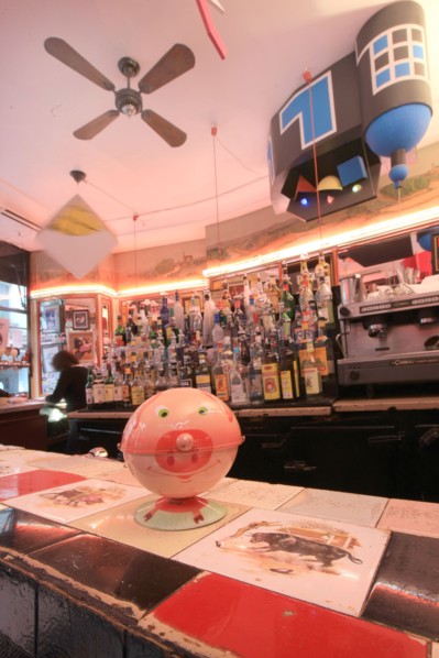France, ile de france, paris 2e arrondissement, 65 rue montmartre, bar le cafe noir, deco, 
Date : 2011-2012