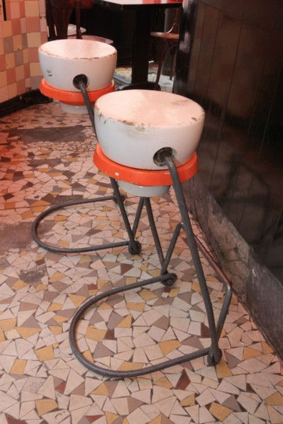 France, ile de france, paris 2e arrondissement, 65 rue montmartre, bar le cafe noir, deco, 
Date : 2011-2012