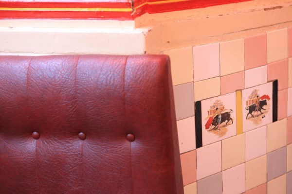 France, ile de france, paris 2e arrondissement, 65 rue montmartre, bar le cafe noir, deco, 
Date : 2011-2012