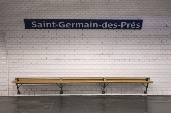 France, ile de france, paris 6e arrondissement, station de metro saint germain des pres, quai, transport urbain, projections murales, litterature, 
Date : 2011-2012
